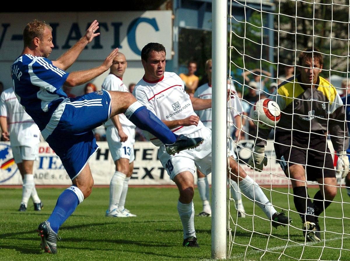 17 июля 2005 года. Капитан «Ньюкасла» Алан Ширер забивает гол в ворота «Дубницы». Фото: ASSOCIATED PRESS / East News