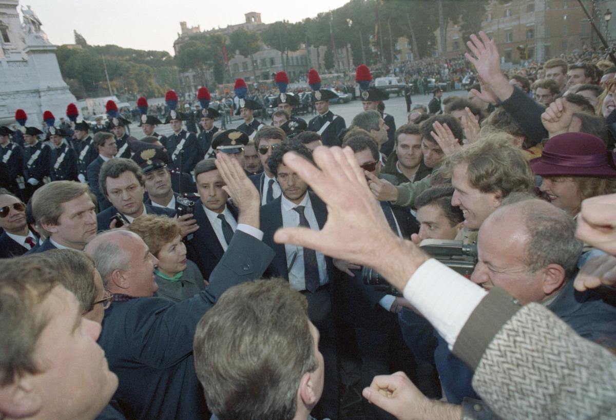 Генеральный секретарь ЦК КПСС М.С. Горбачев во время встречи с жителями Рима. 29 ноября 1989 г. Фото: Валентин Кузьмин, Юрий Лизунов / Фотохроника ТАСС