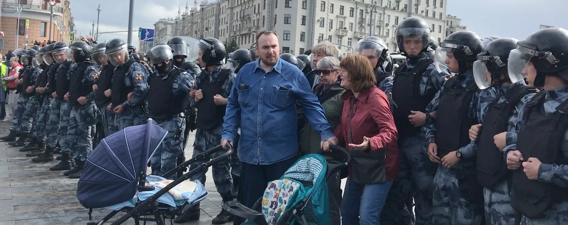 Гуляли, да еще с коляской!