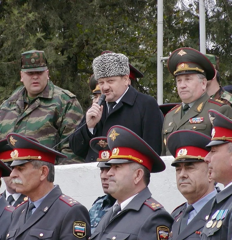 Ахмат Кадыров (в центре, в гражданском). Фото: ТАСС