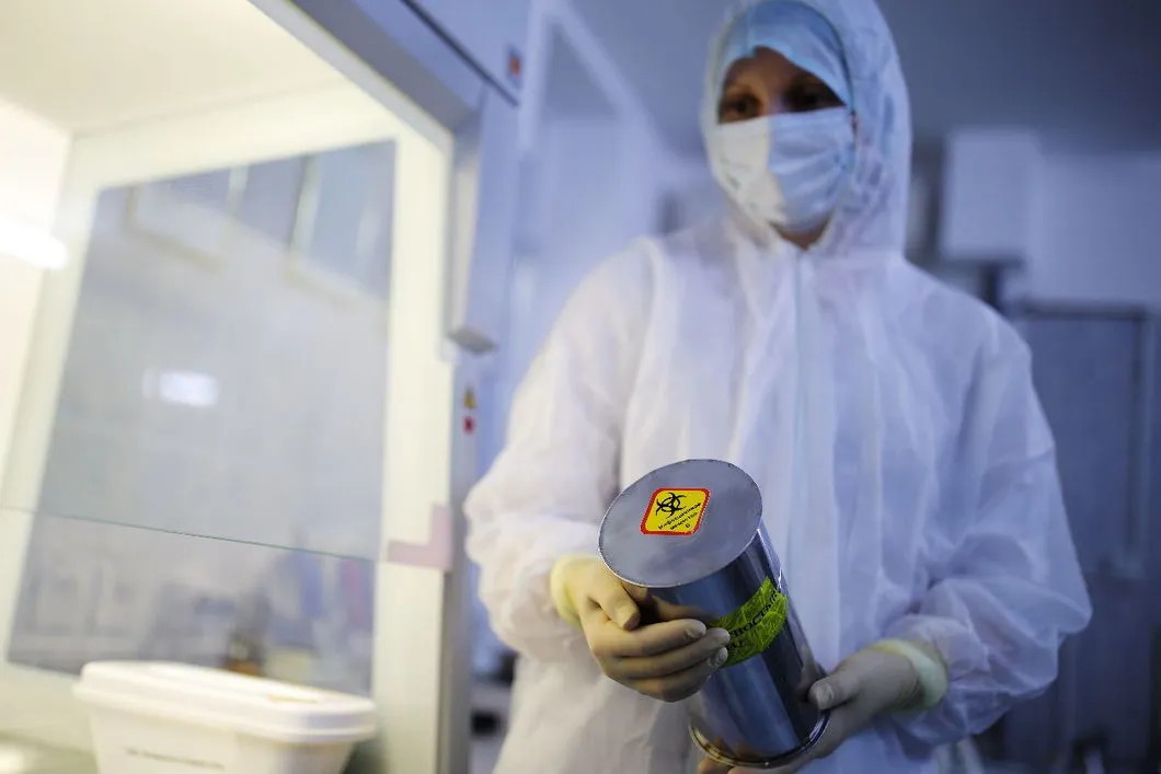 В феврале так тестировали коронавирус в микробиологической лаборатории ФБУЗ «Центр гигиены и эпидемиологии в Краснодарском крае». Фото: РИА Новости