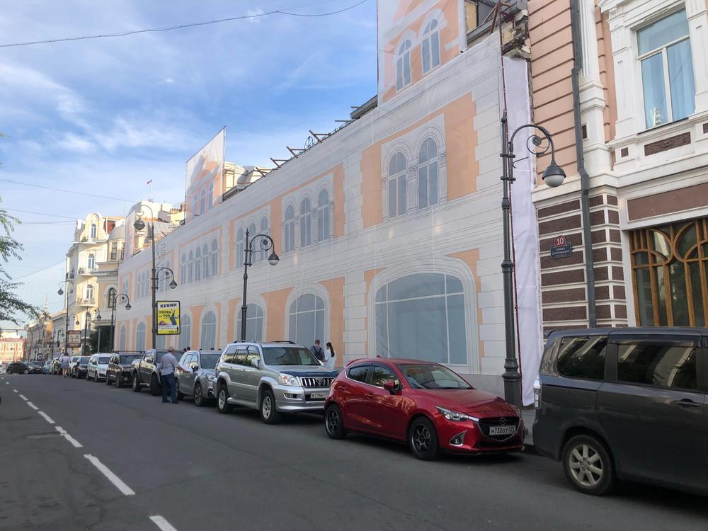 Замаскированное здание в центре Владивостока. Фото: Валерия Федоренко / «Новая газета»