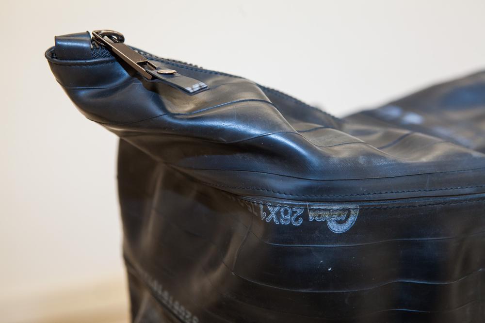 Рюкзак из резиновой камеры. Фото: Елена Лукьянова / «Новая газета»