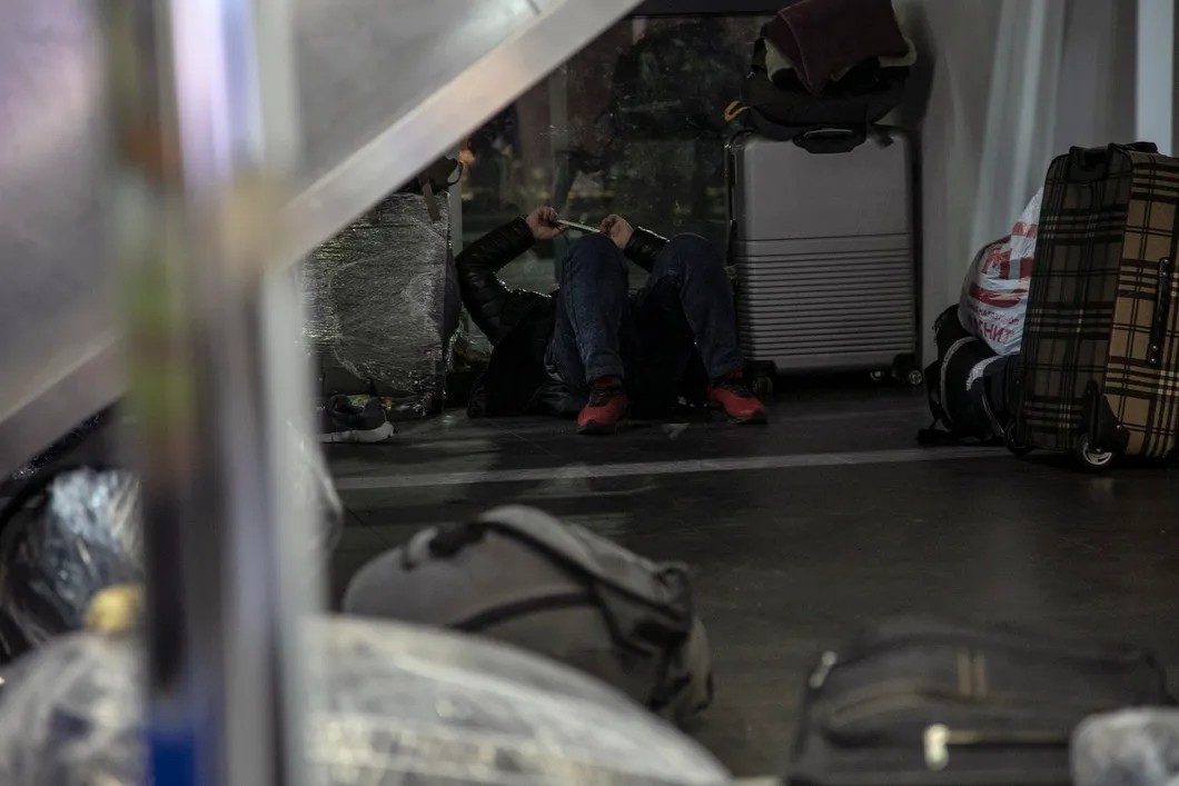 Мигранты спят на полу в аэропорту «Жуковский» в ожидании рейсов домой. Фото: Влад Докшин / «Новая газета»