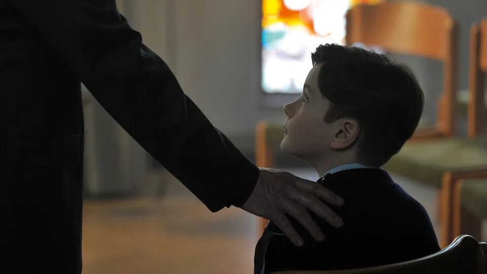 Кадр из фильма «Милостью Божьей» Франсуа Озона