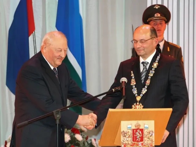 Эдуард Россель (слева) поздравляет Алекандра Мишарина с вступлением на должность губернатора, 2009 год. Фото: РИА Новости