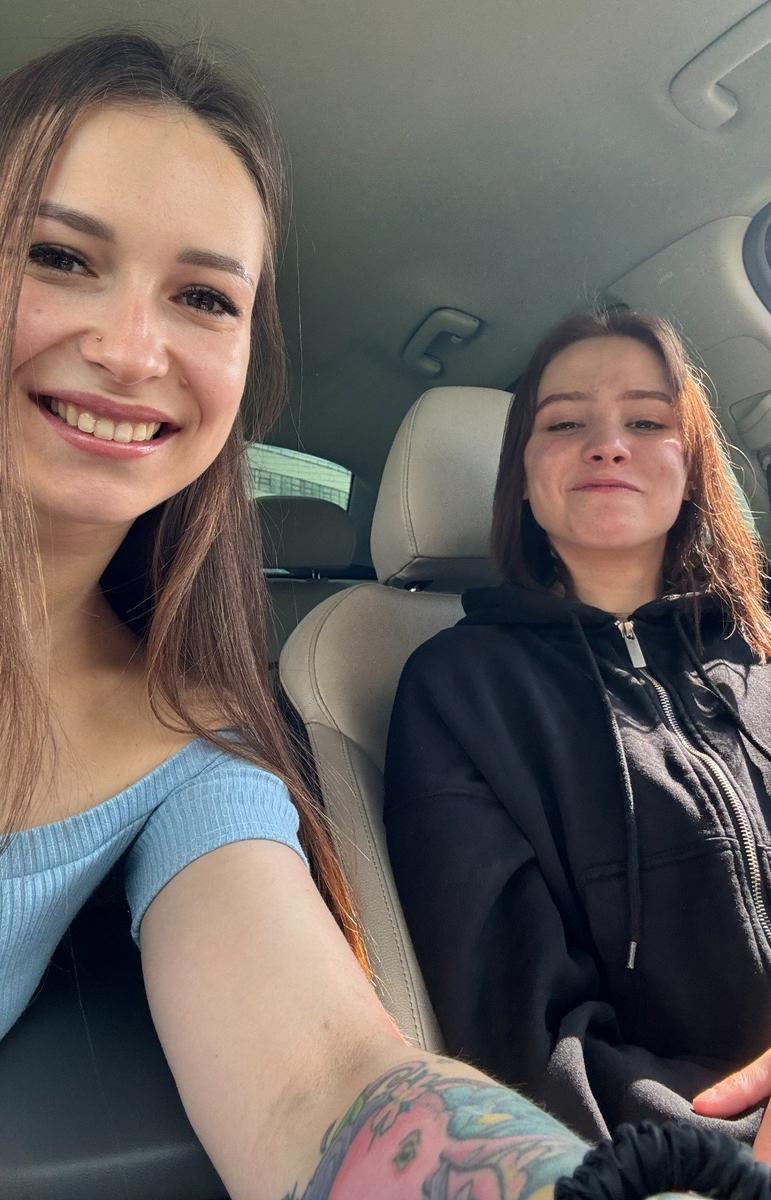 Евгения Ломакова с сестрой. Фото из личного архива