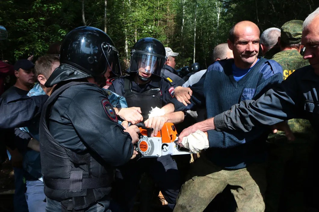 Битва за бензопилу. Фото: Светлана Виданова / «Новая газета»