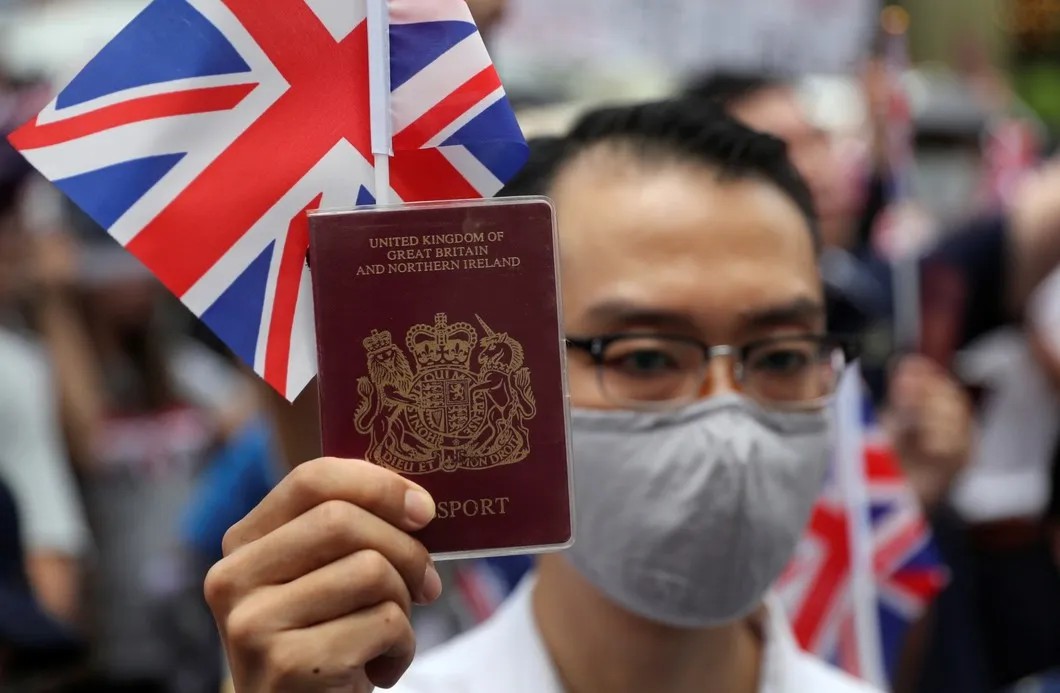 Протестующий с паспортом Соединенного королевства возле британского консульства в Гонконге. Фото: Reuters