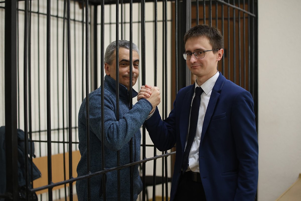 Лев Шлосберг и адвокат Виталий Исаков. Фото: «Эхо Псковы»