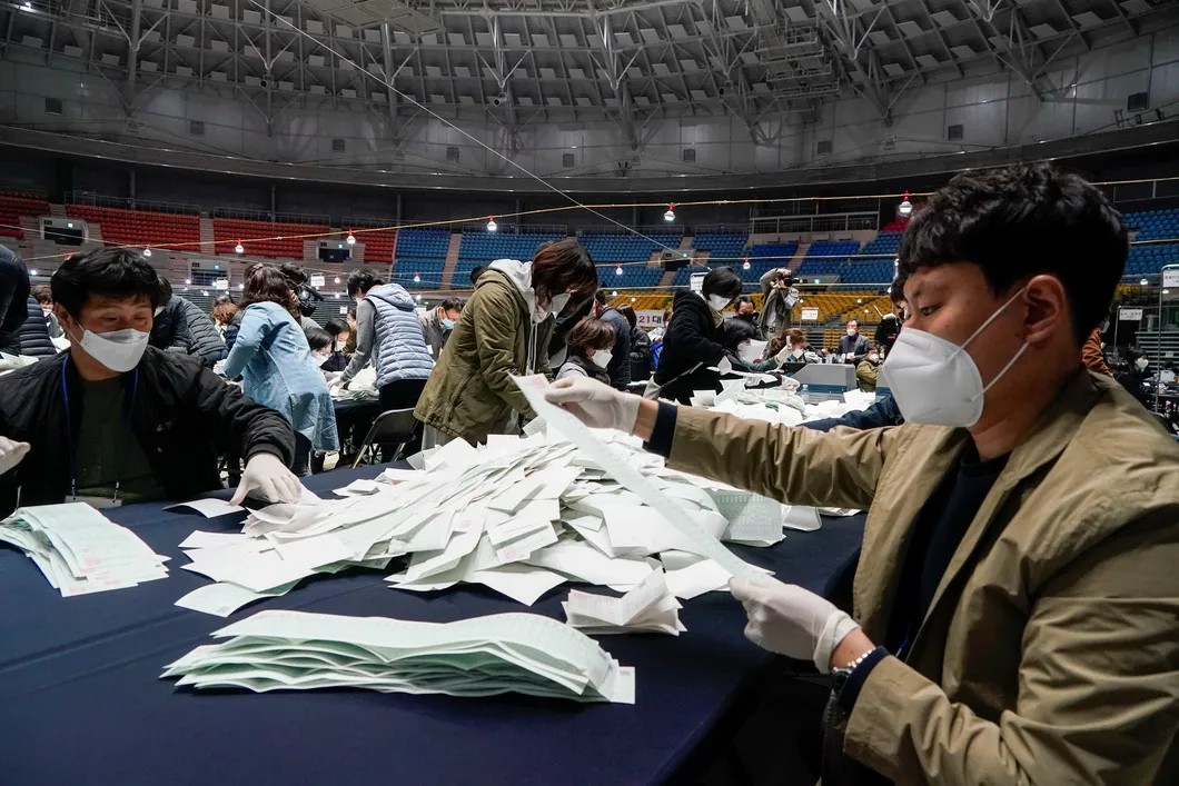 Подсчет голосов на избирательных участках в Южной Корее. Фото: Reuters