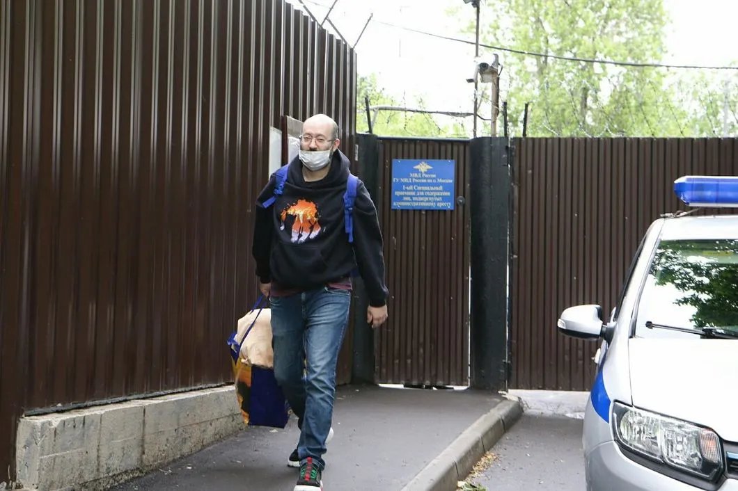 Илья Азар выходит из спецприемника. Фото: Светлана Виданова / «Новая газета»