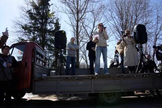 Ксения Собчак перед митингующими за закрытие мусорного полигона «Ядрово». Фото: Виктория Одиссонова / «Новая газета»