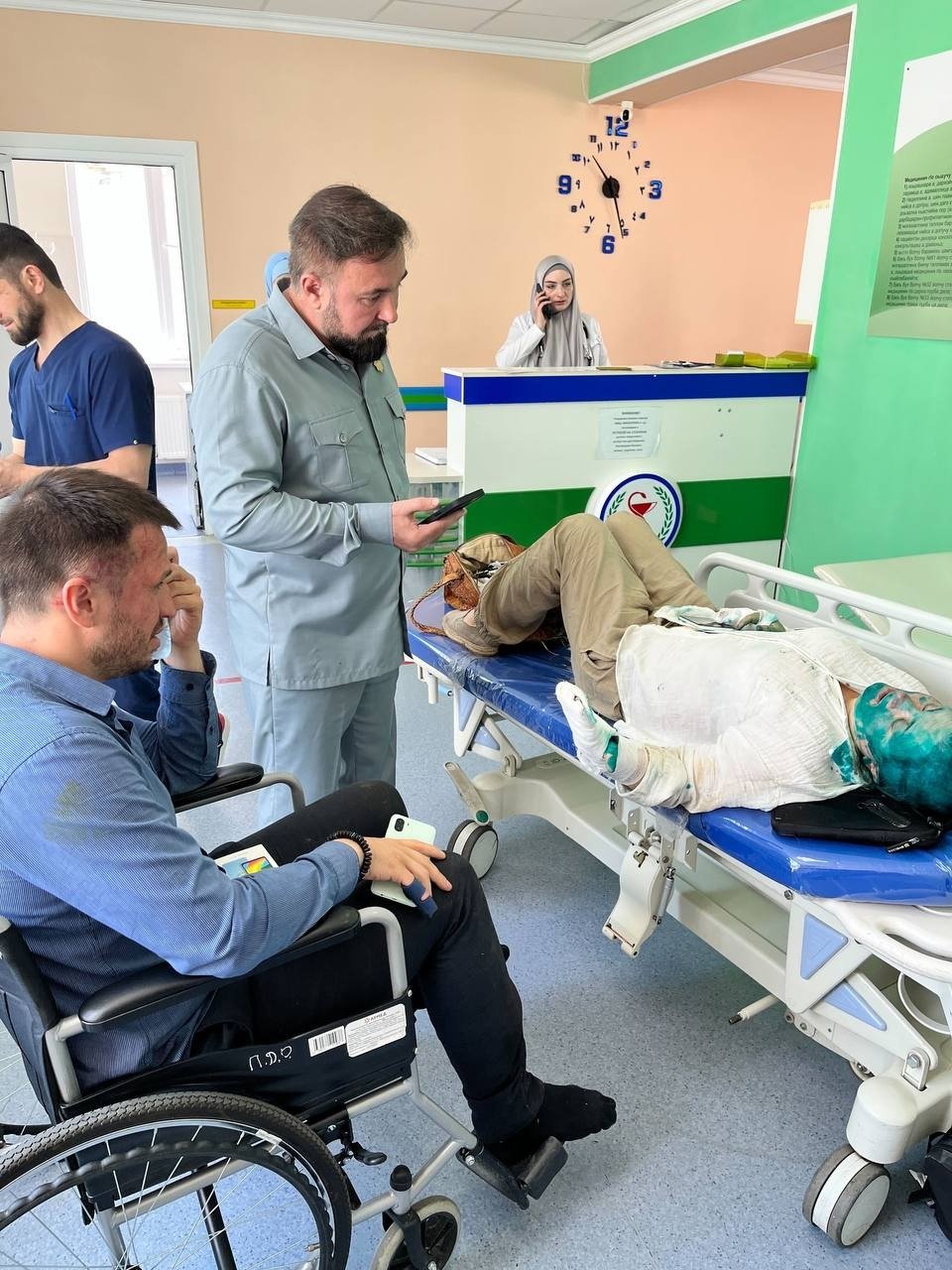 Мансур Солтаев (в центре) в больнице с Еленой Милашиной и Александром Немовым после нападения в Грозном. Фото: «Команда против пыток»