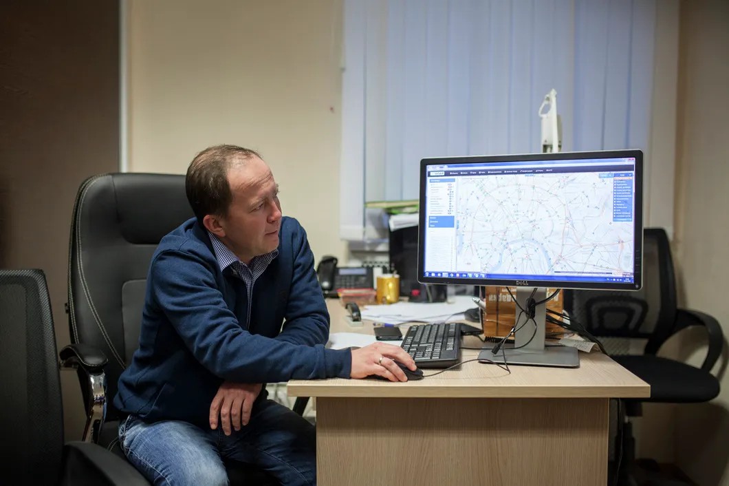 Михаил показывает интерактивную карту светофоров Москвы. Фото: Влад Докшин / «Новая»