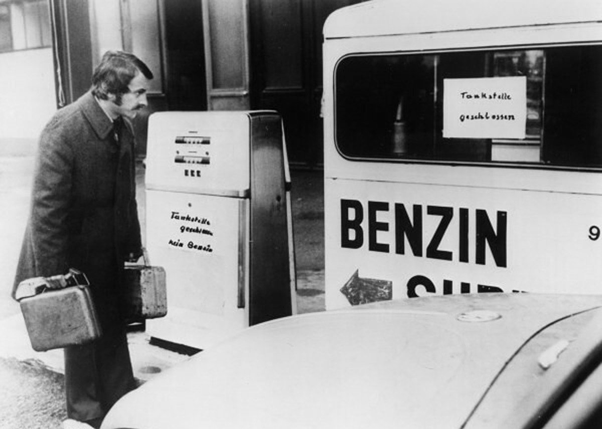 Автомобилист на закрытой автозаправочной станции во время топливного кризиса 1973 года. Фото: akg-images / EAST NEWS