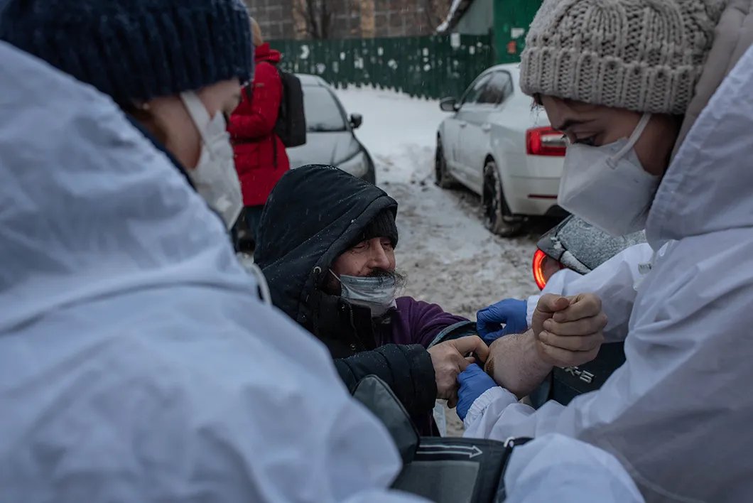 Медики фонда оказывают медицинскую помощь. Бездомный попросил померитьдавление. Фото: Виктория Одиссонова / «Новая»