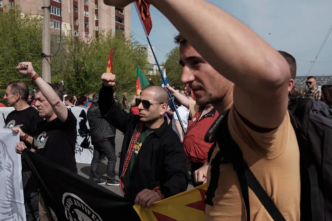 Антифашисткая колонна на первомайской демонстрации в Луганске. Фото: Антон Карлинер