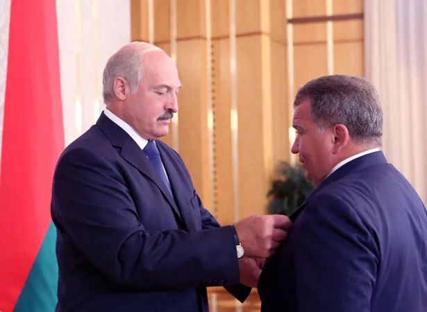 Лукашенко вручает медаль главе «Трайпла» Юрию Чижу, 2013 год / пресс-служба президента Белоруссии