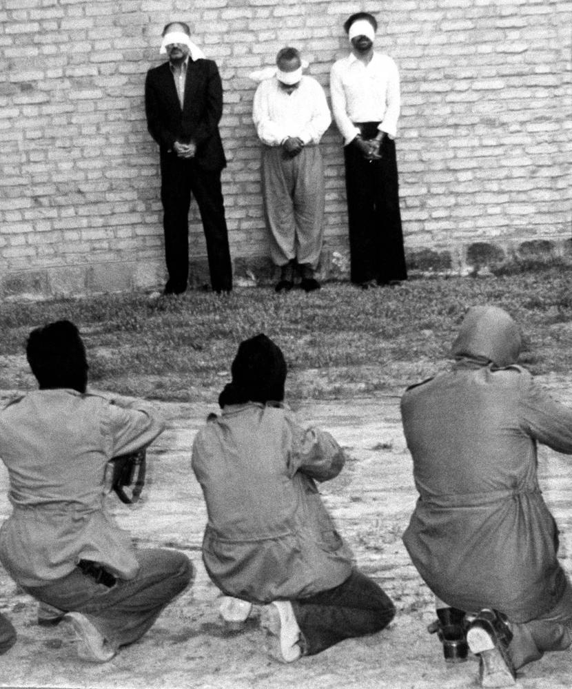 Офицеры и мулла перед расстрелом за сотрудничество со структурами шаха Пехлеви, 1979 год. Фото: Associated press
