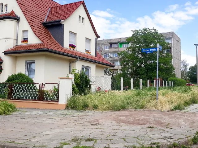 Индивидуальная жилая застройка во дворе панельного дома в Сангерхаузене.