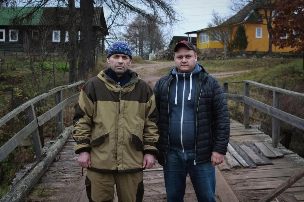 Егерь Андрей Котатов (слева) и житель деревни Евгений Воронцов (справа). Фото: Елизавета Кирпанова, «Новая газета»