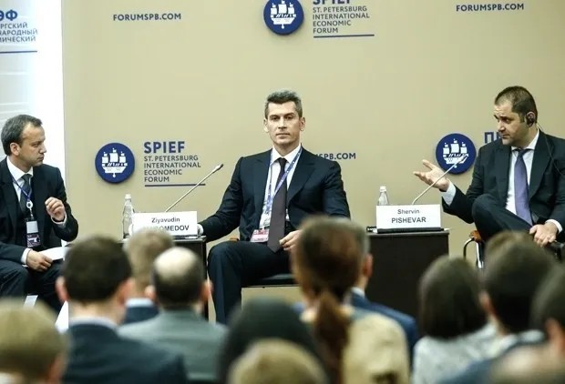 Зия Магомедов (в центре) и Аркадий Дворкович (слева) на Петербургском экономическом форуме
