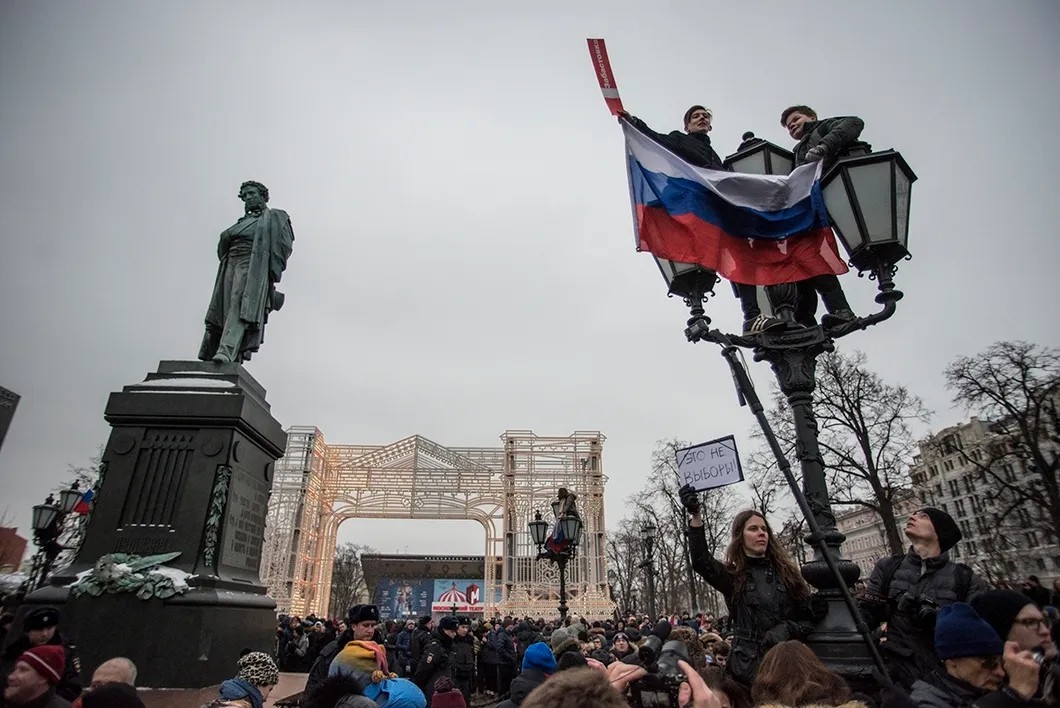 И вновь молодежь заняла места на фонарных столбах — такое происходит на кадой акции Навального. Фото: Виталий Кавтарадзе, специально для «Новой газеты»