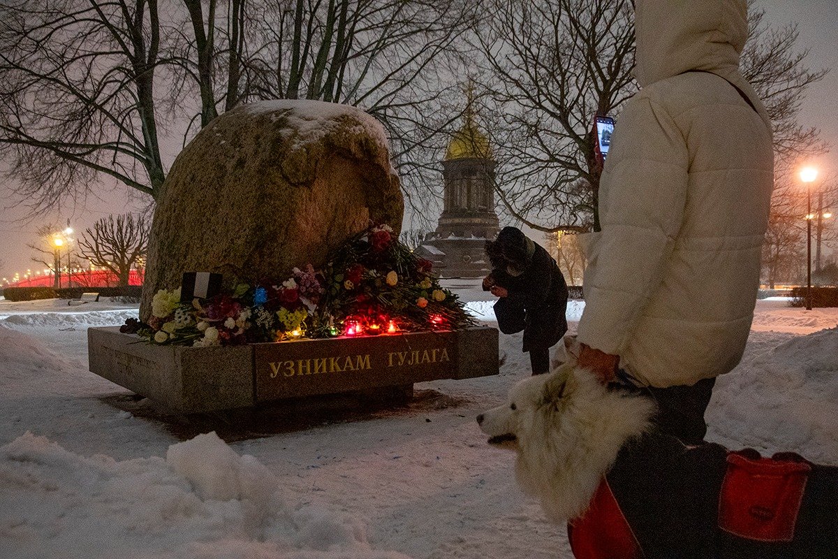 Акция памяти Алексея Навального у Соловецкого камня. Фото: Алексей Душутин / «Новая газета»