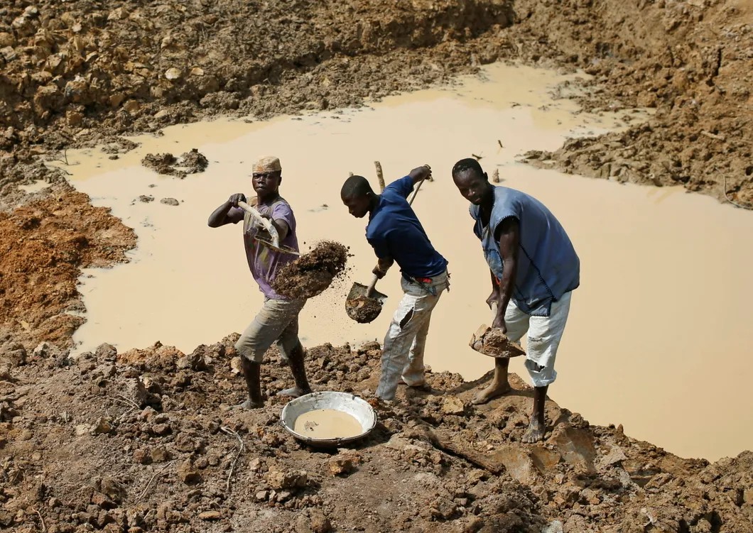Деревенские жители ищут алмазы на небольшом руднике в ЦАР, 2014 год. Фото: Reuters