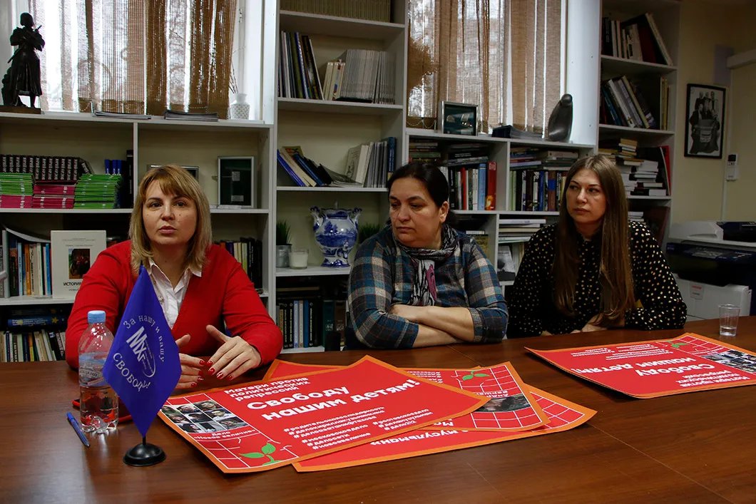 Юлия Павликова, Людмила Беглец и Галина Мартинцева. Фото: Арден Аркман / «Новая газета»