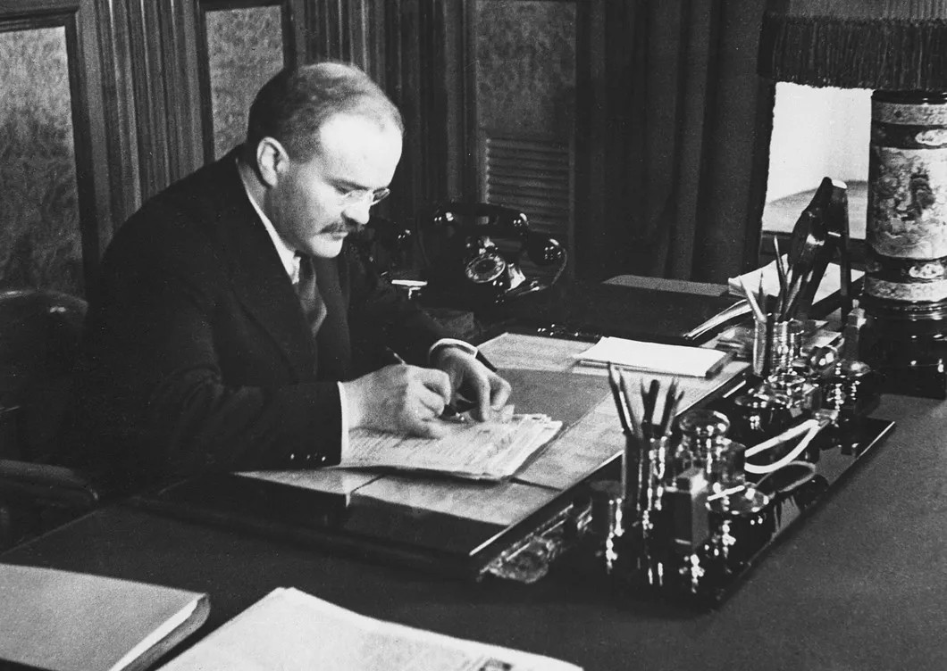 Вячеслав Молотов в своем рабочем кабинете. 1936 год. Фото: РИА Новости