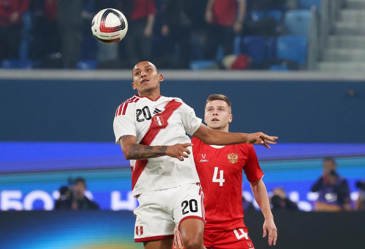 12 ноября 2025 года. Санкт-Петербург. Матч Россия–Перу. Алекс Валера и Данил Круговой во время матча. Фото: Валентина Певцова / ТАСС