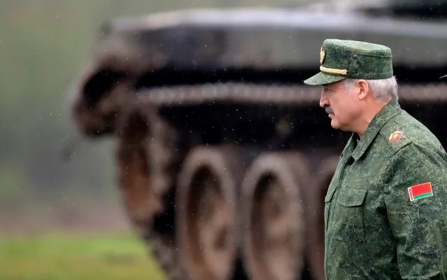 Александр Лукашенко во время военных учений «Запад». Фото: Сергей Гриц / AP / ТАСС