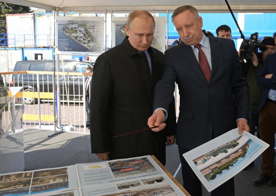 Александр Беглов показывает Владимиру Путину проект будущего парка. Фото: gov.spb.ru