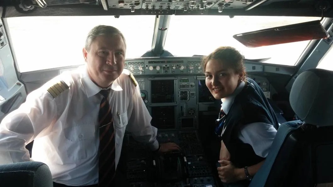 Андрей Литвинов в кабине со вторым пилотом Марией. Фото: РИА Новости