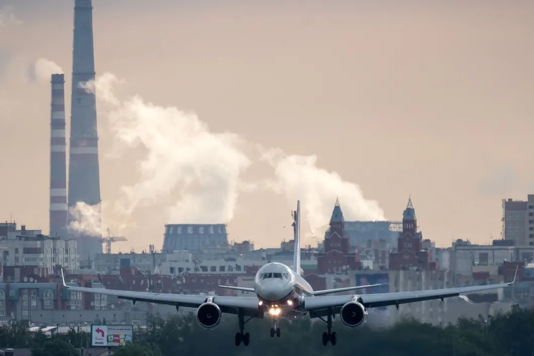 Самолет совершает посадку в международном аэропорту «Омск-Центральный». Фото: РИА Новости