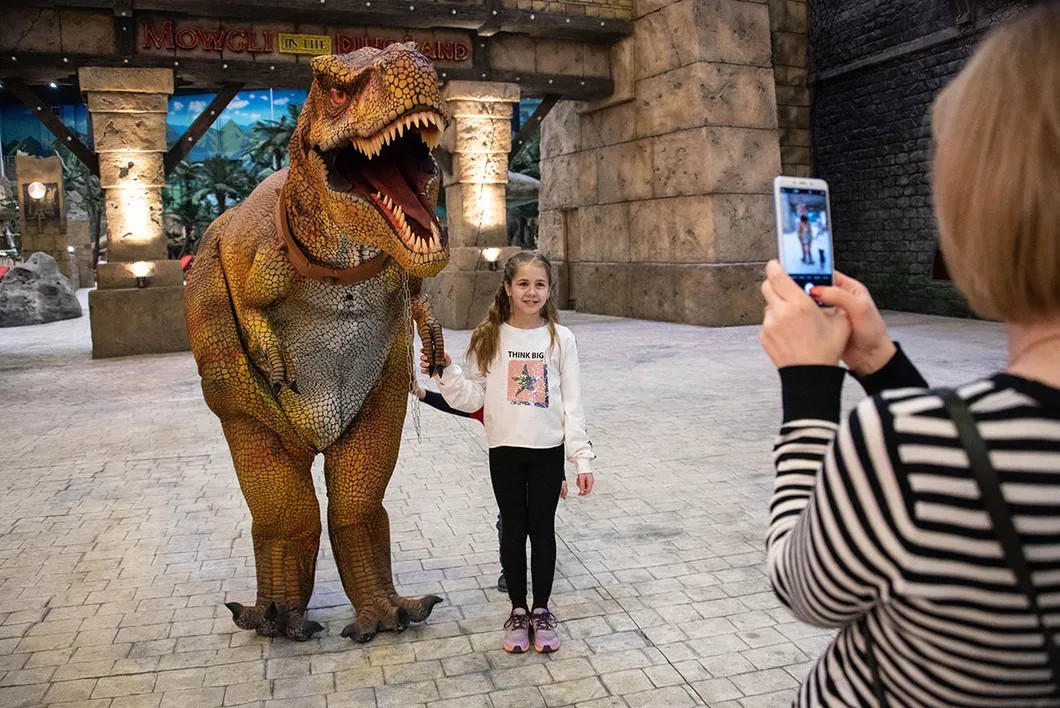 Аниматор в костюме динозавра. Фото: Виктория Одиссонова / «Новая газета»