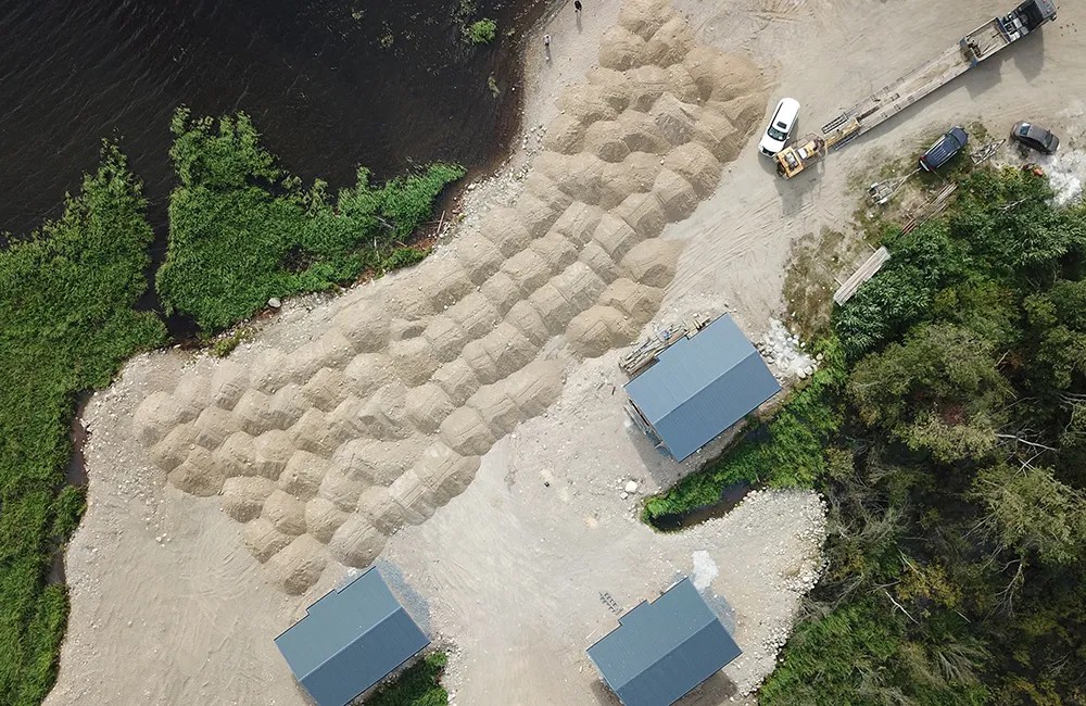 Кучи гравийно-песчаной смеси на берегу — очередная партия грунта, приготовленного для отсыпки озера. Фото: Лина Зернова / для «Новой»