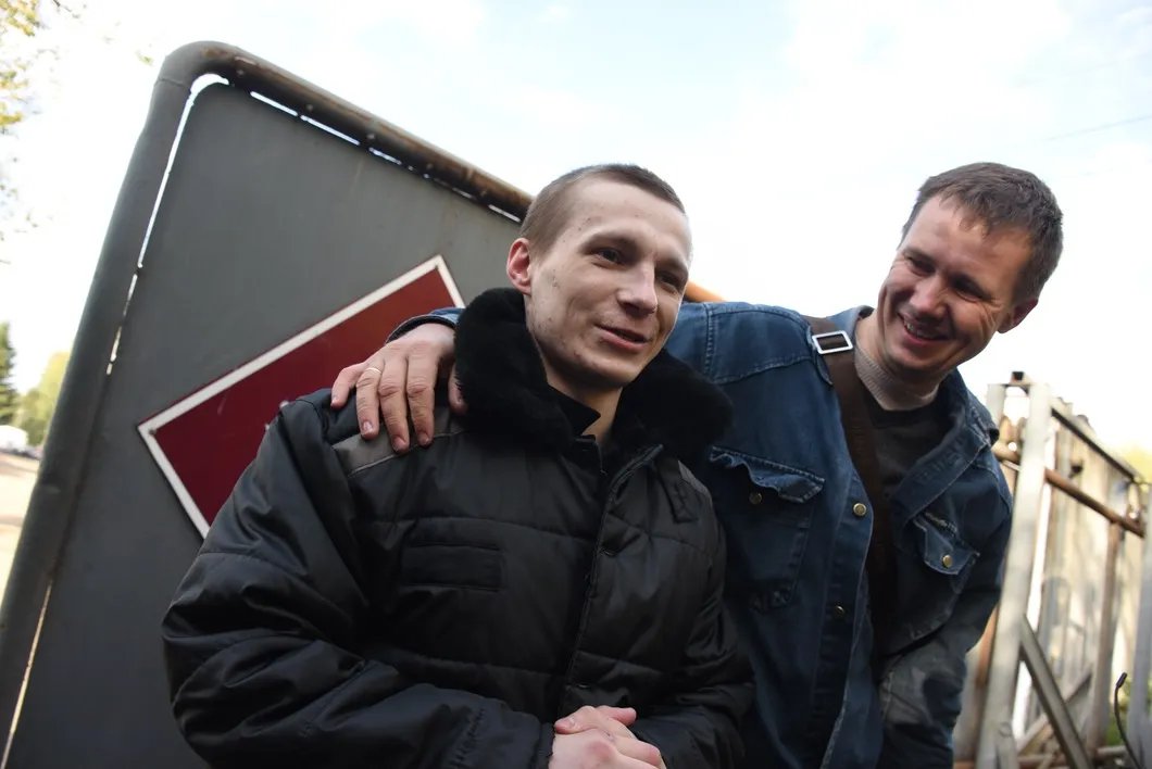 Евгений Макаров (слева) с Русланом Вахаповым у ворот ИК-8. Фото: Виктория Одиссонова / «Новая газета»