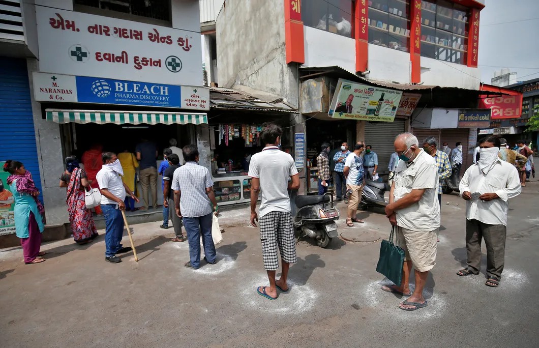 Жители Индии стоят в очереди в аптеку в очерченных мелом кругах, чтобы сохранять безопасную дистанцию. Фото: Reuters