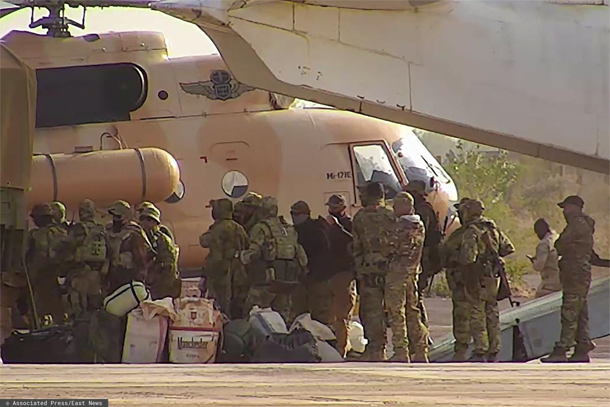 Российские наемники, садящиеся в вертолет на севере Мали. Фото: Associated Press / East News
