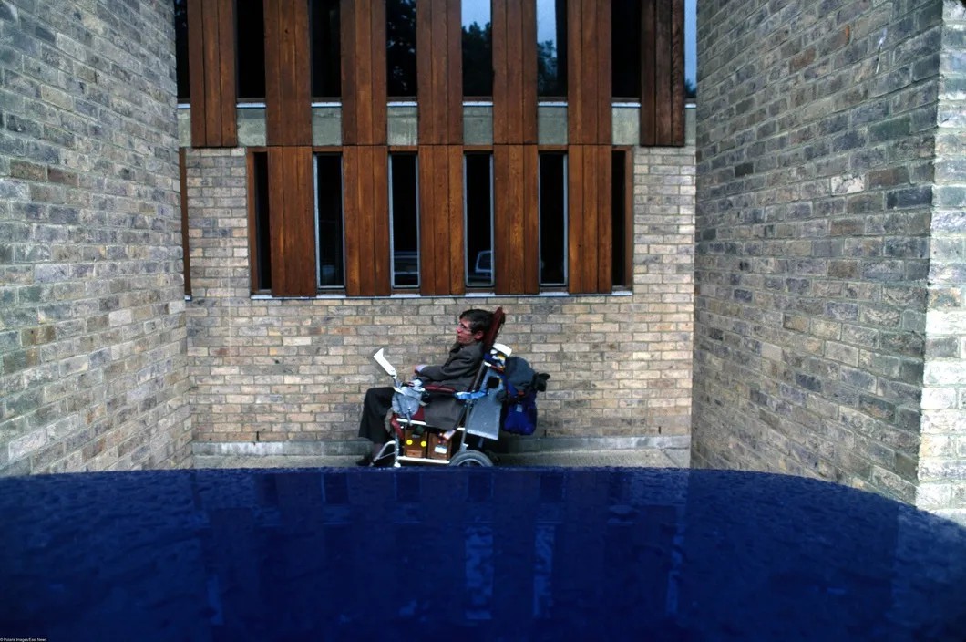 Стивен Хокинг в кампусе Кембриджского университета, 1987 год. Фото: Stephen Shames/Polaris/East News