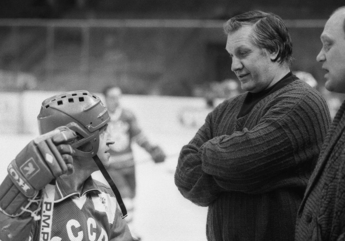Москва. 19 декабря 1990 года. Хоккейный турнир на приз газеты «Известия». Борис Михайлов, Александр Рагулин, Владимир Петров. Фото: Игорь Уткин , Александр Яковлев / Фотохроника ТАСС