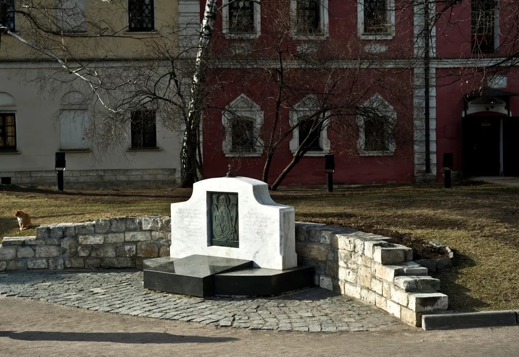 Монумент в память об Андрее Рублеве на территории Спасо-Андроникова монастыря. Фото: РИА Новости