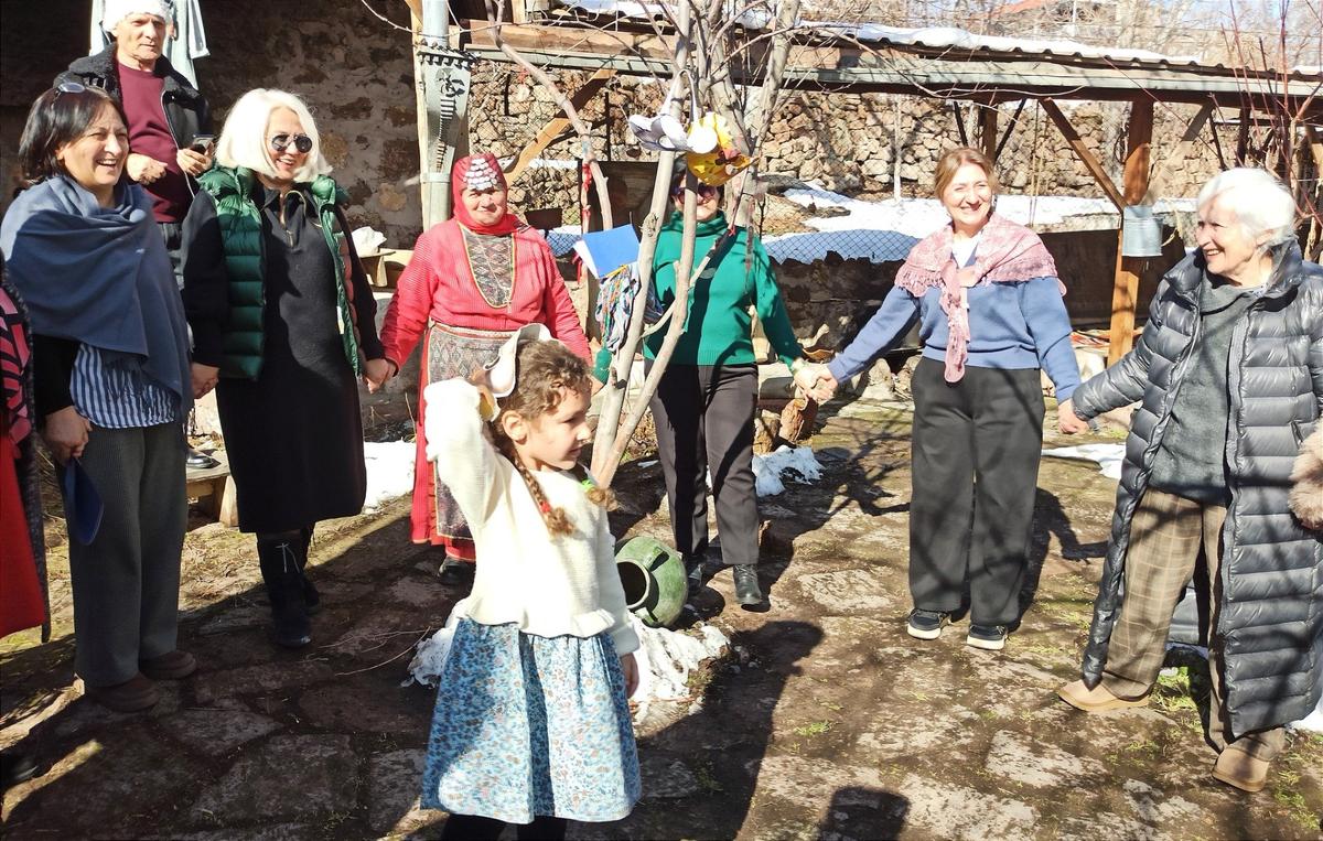 Трндез. Традиционные игры во дворе центра «Тонацуйц». Фото: Евгения Енгибарян