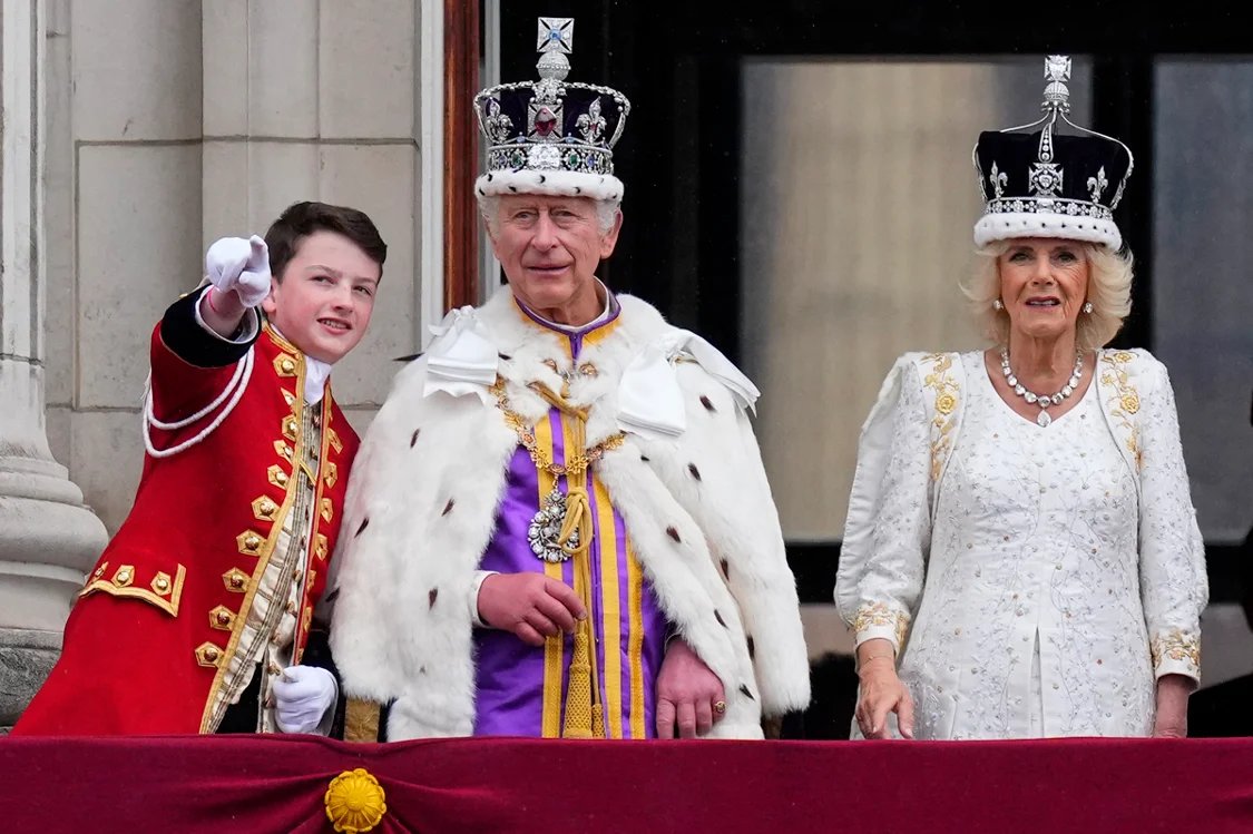 Король Карл III и королева-консорт Камилла на балконе Букингемского дворца. Фото: AP / TASS GBR