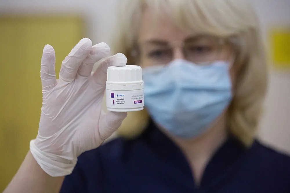 Заведующая одной из аптек держит упаковку с отечественным противовирусным препаратом для лечения COVID-19. Фото: Андрей Рудаков / РИА Новости