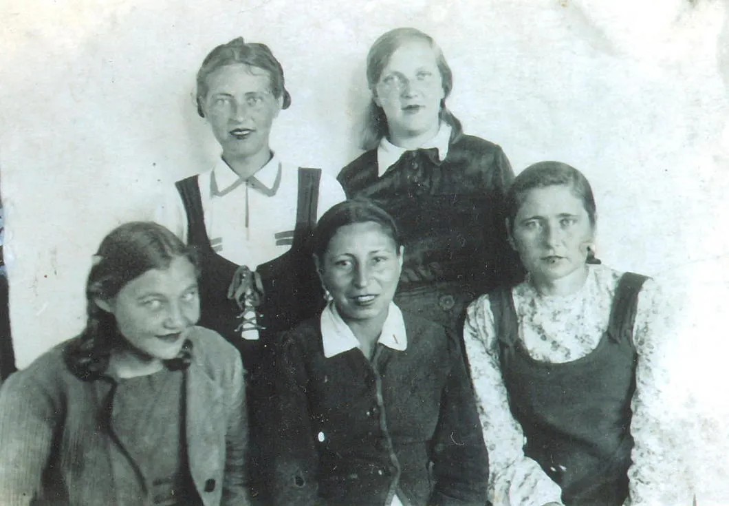 Любовь Рубцова — во втором ряду слева. Фото из архива