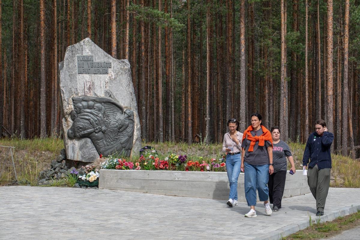 Стела при въезде в урочище Сандормох с надписью «Люди, не убивайте друг друга», возведенная в 1998 году. Фото: Алексей Душутин / «Новая газета»